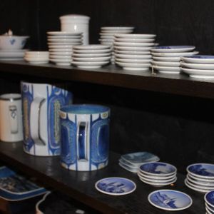 Store Aluminia krus og platter